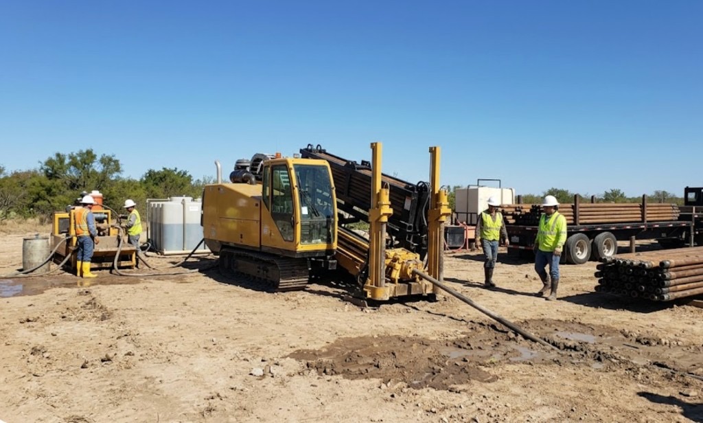 directional drilling rig with mud mixing system and crew on active Oklahoma bore site